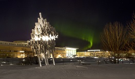 Norrsken över Samhällsvetarhuset, Universitetsbiblioteket och Lindellhallen. I förgrunden Ernst Nordins skulptur "Norra skenet".