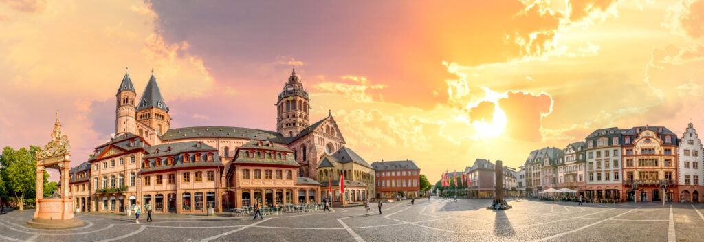 Der Mainzer Domplatz bei Sonnenaufgang.