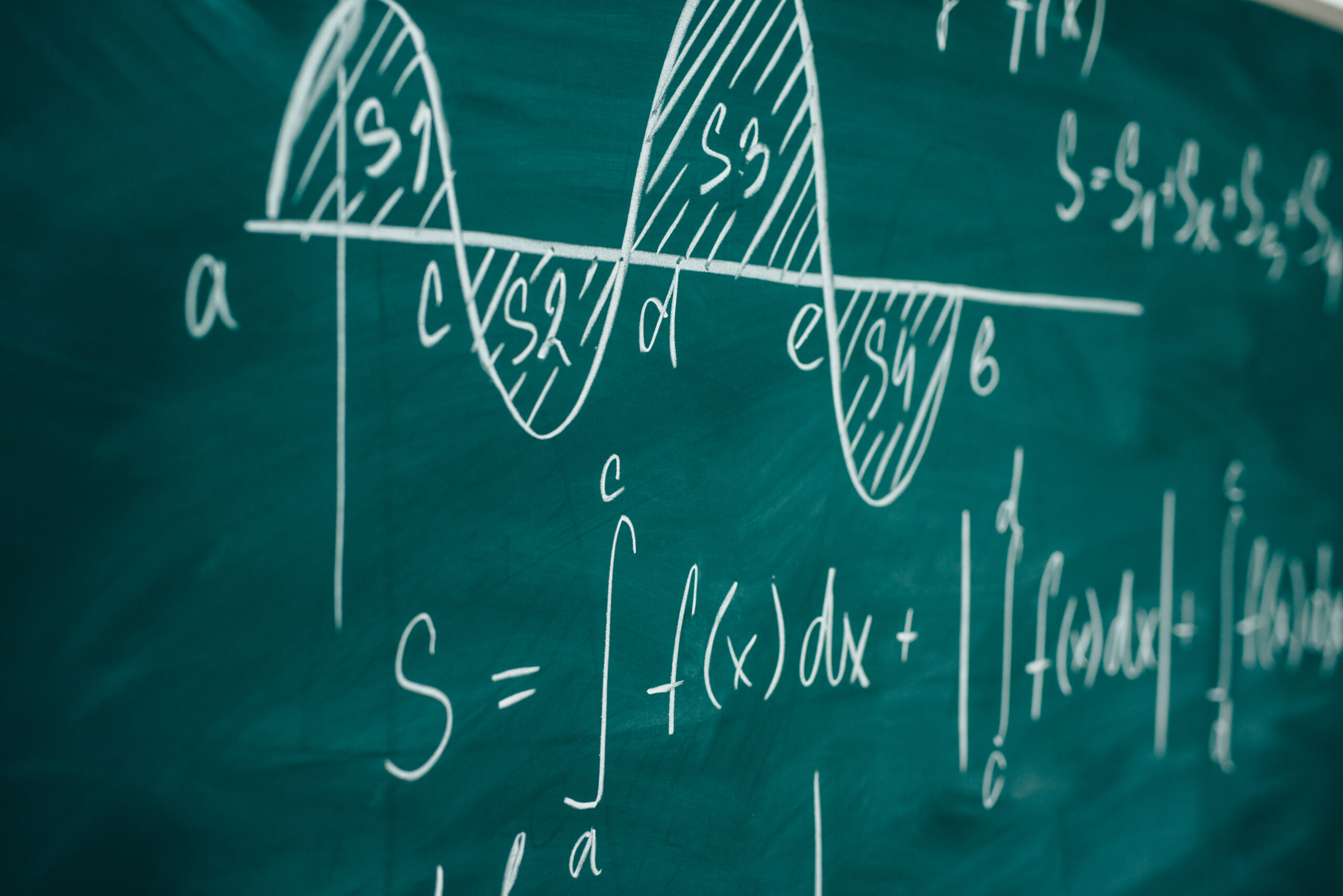 Differential- und Integralrechnung auf einer Kreidetafel